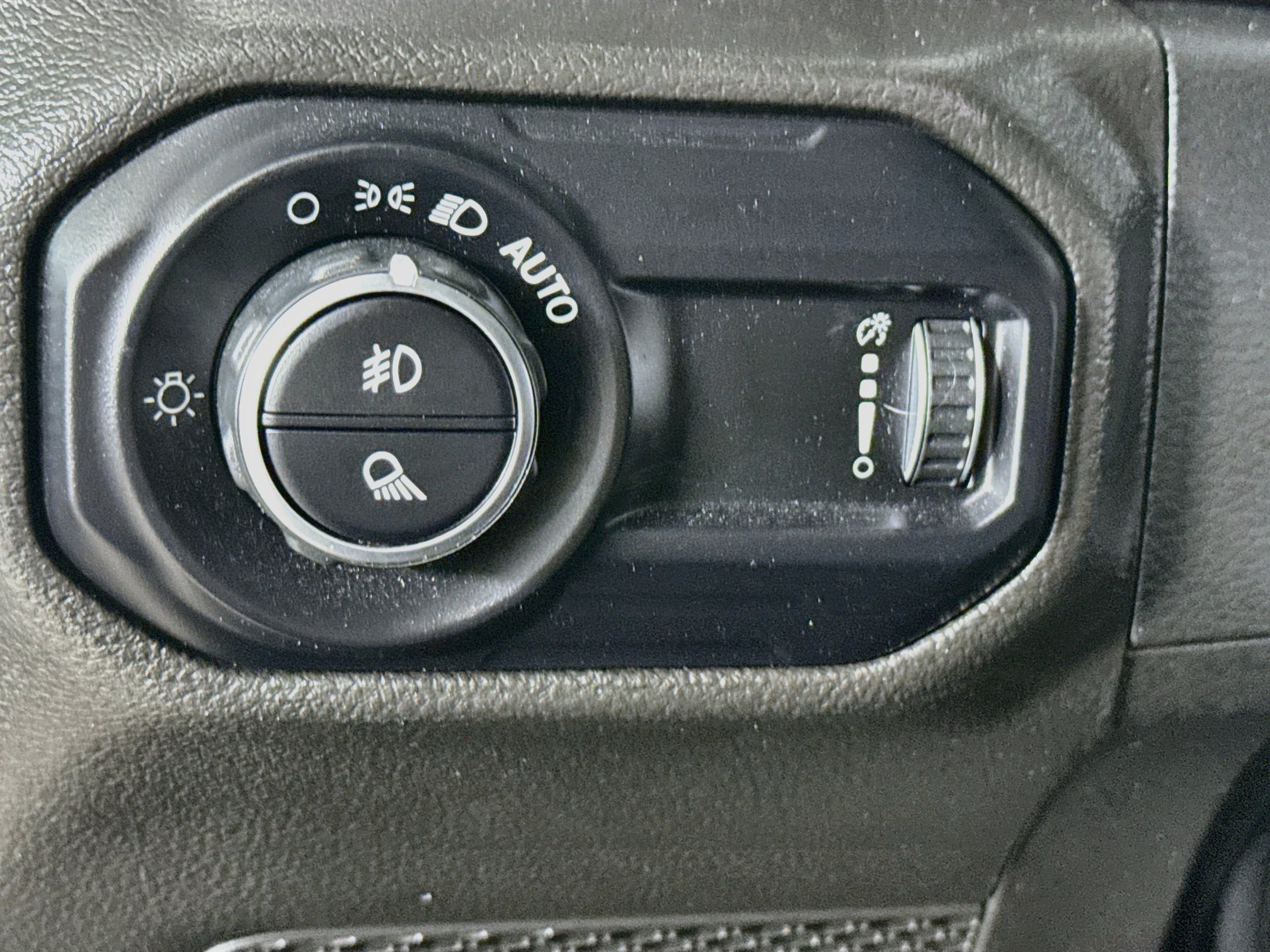 Used 2023 Jeep Gladiator Sport AWD/4WD image 9