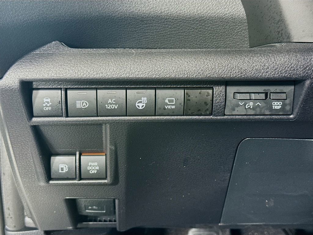 Used 2025 Toyota Sienna Platinum image 31