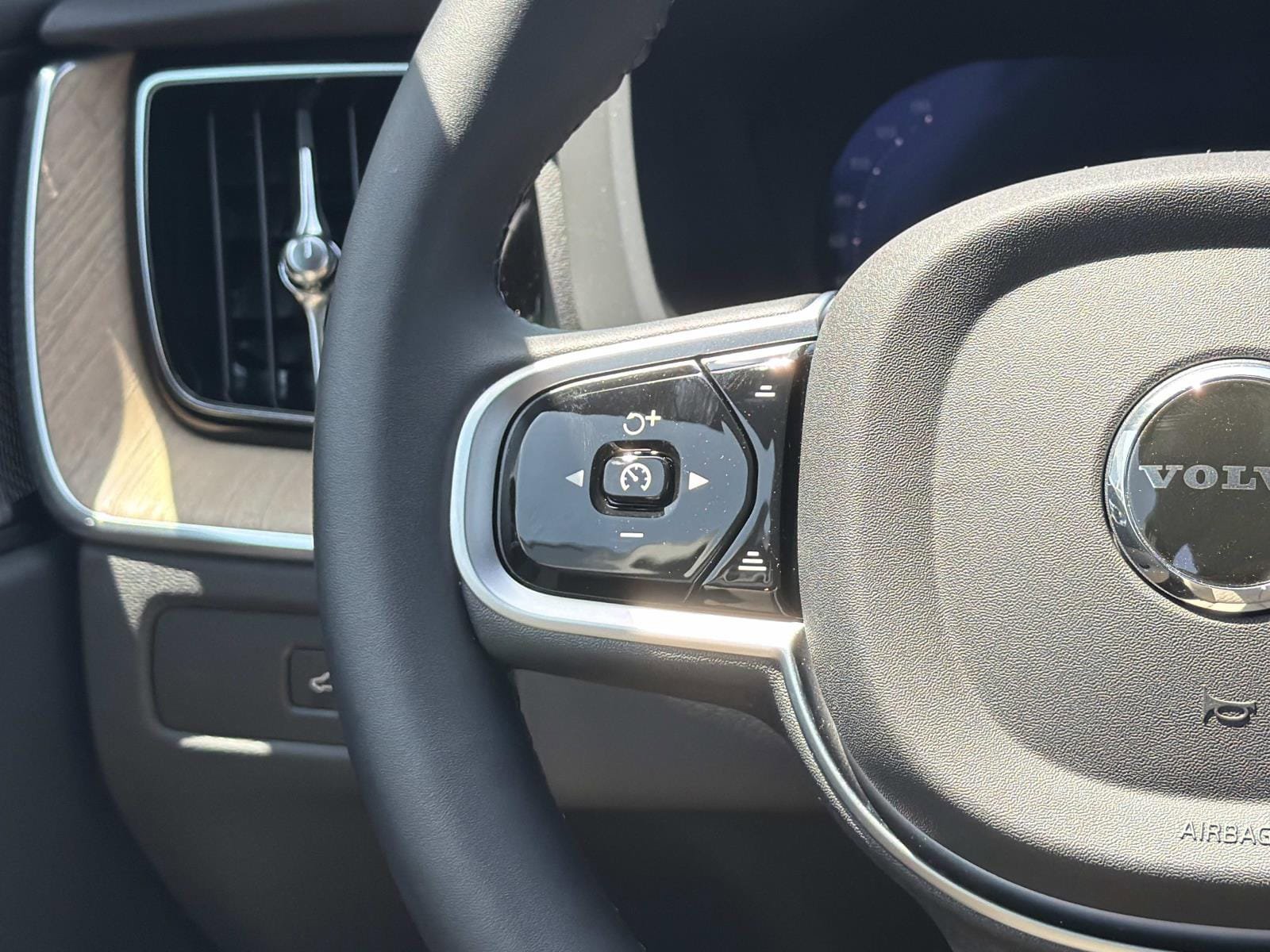 New 2026 Volvo XC60 B5 Plus w/ Climate Package AWD/4WD image 8