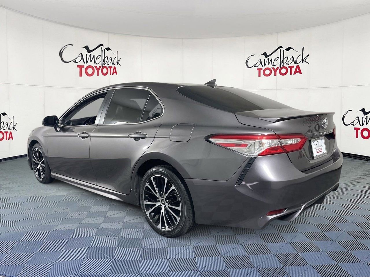 Used 2020 Toyota Camry SE FWD image 6