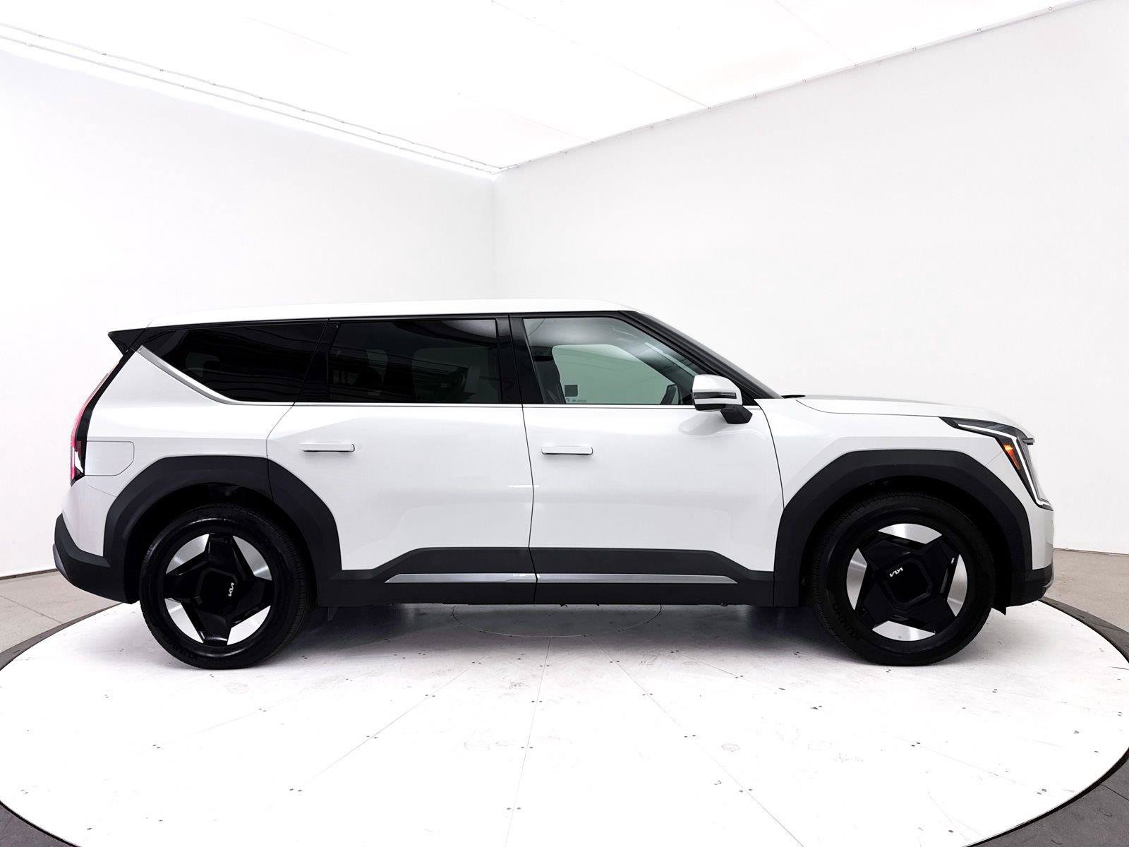 Used 2024 Kia EV9 Light Long Range RWD image 37
