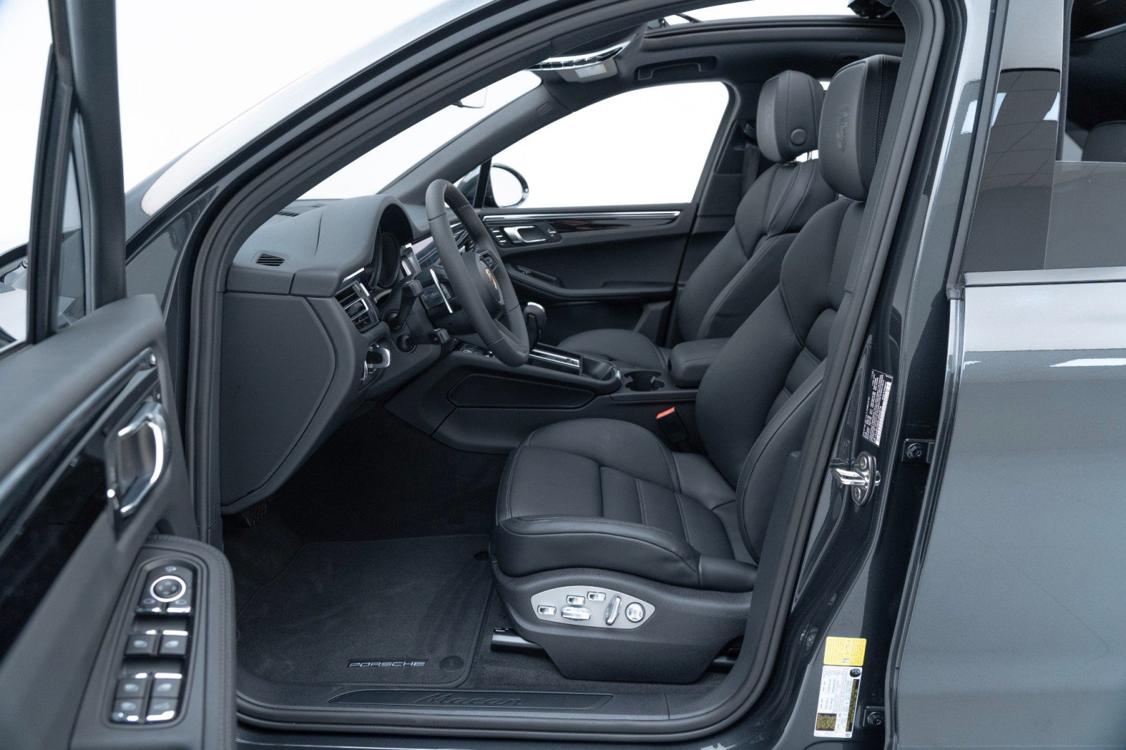 Certified 2025 Porsche Macan AWD/4WD image 18