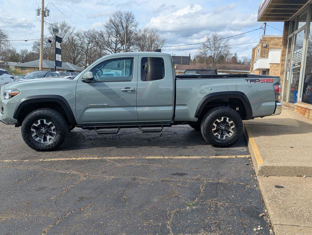 Used 2023 Toyota Tacoma TRD Off-Road w/ TRD Premium Off Road Package image 4