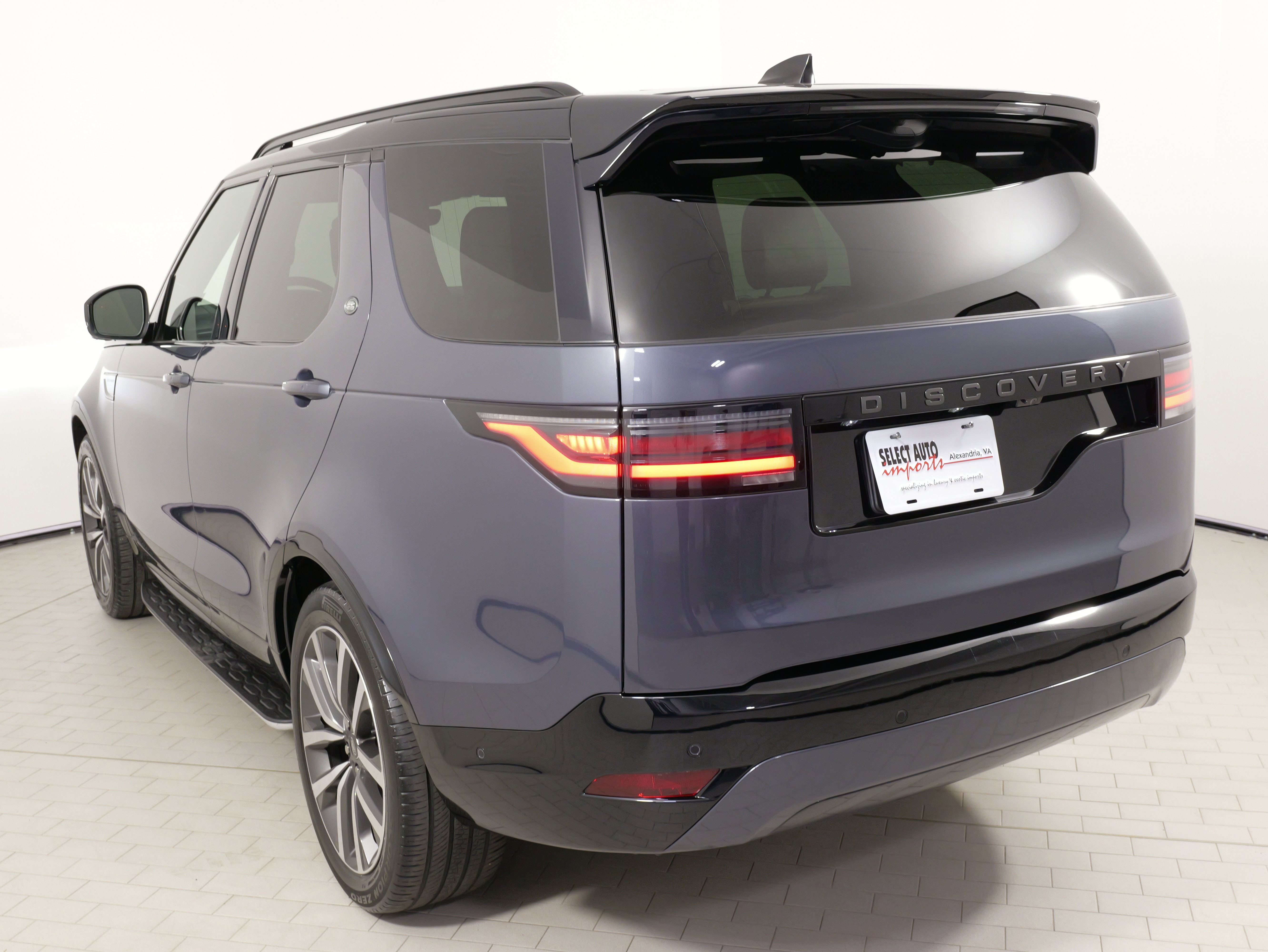 Used 2024 Land Rover Discovery Dynamic SE image 15