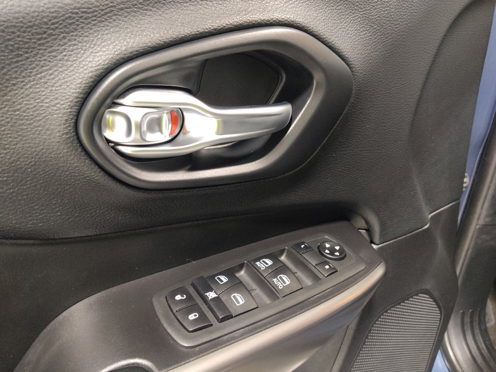 Used 2020 Jeep Cherokee Latitude Plus w/ Comfort/Convenience Group AWD/4WD image 27