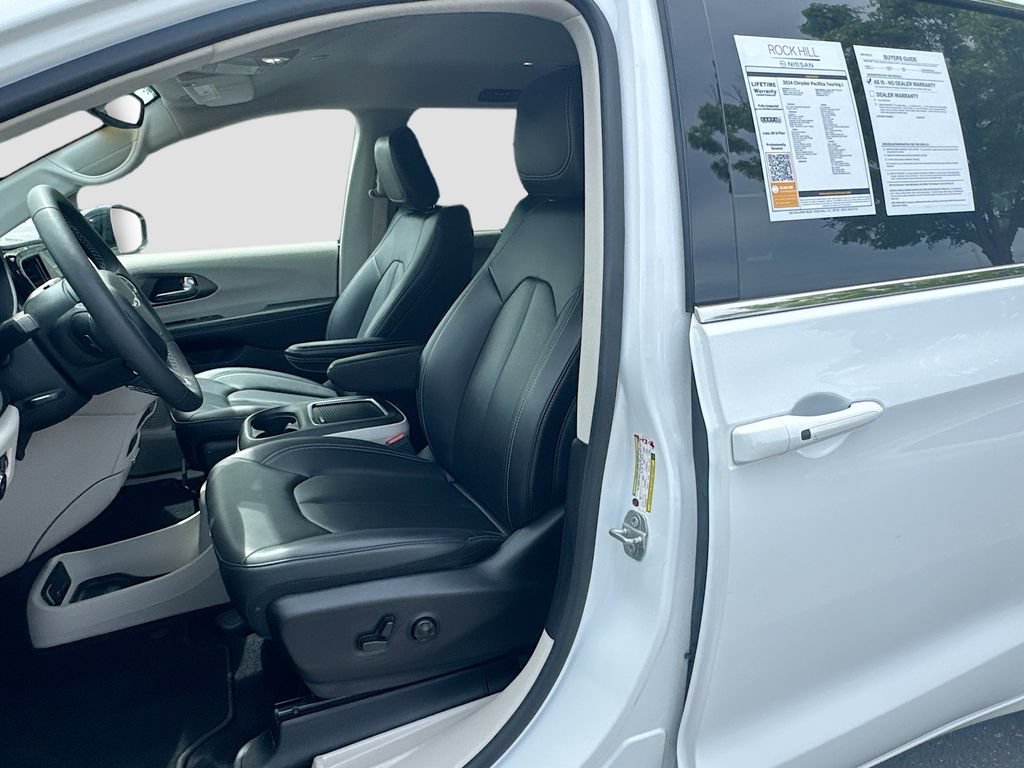 Used 2024 Chrysler Pacifica Touring-L FWD image 23