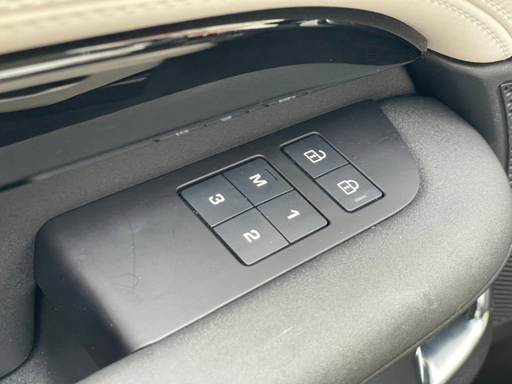 Used 2025 Land Rover Discovery S AWD/4WD image 14