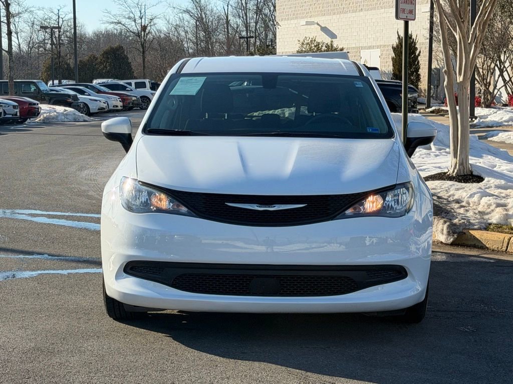 Certified 2022 Chrysler Voyager LX image 4