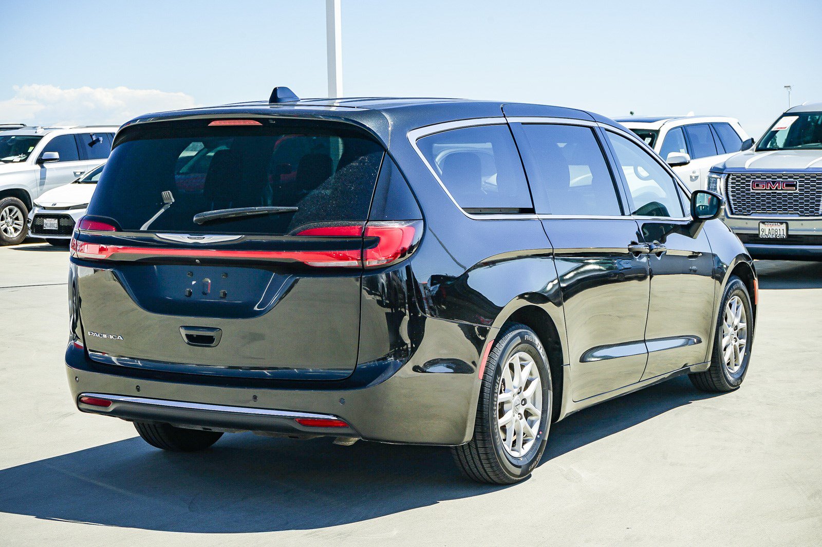 Used 2023 Chrysler Pacifica Touring-L FWD image 2