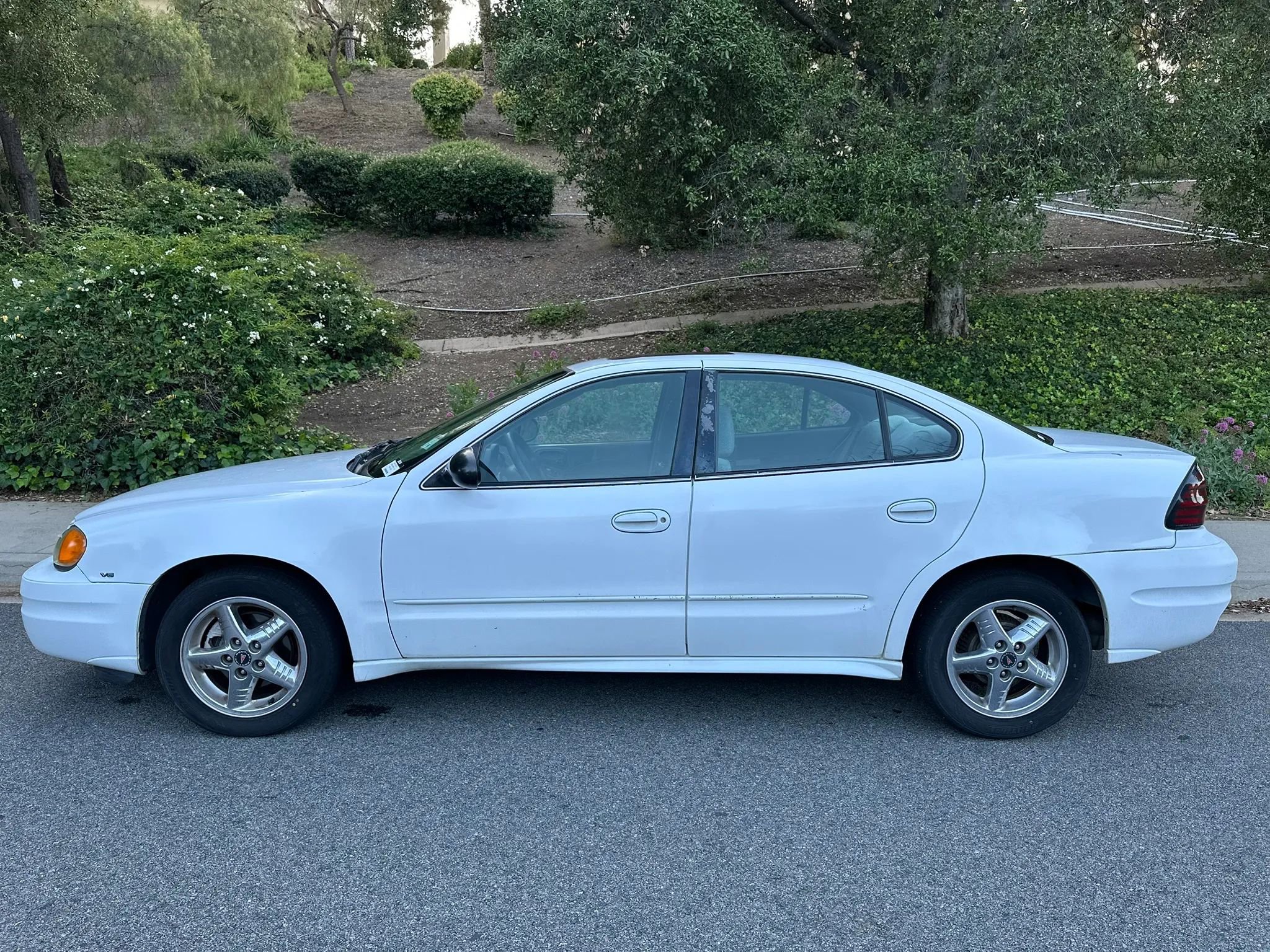 Used 2004 Pontiac Grand Am SE FWD image 2