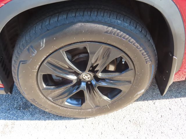 Used 2024 Toyota Highlander LE AWD/4WD image 16