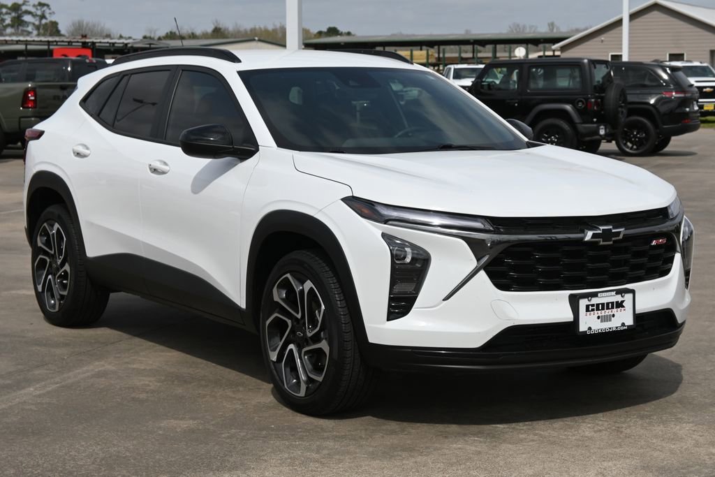 Used 2025 Chevrolet Trax RS w/ Driver Confidence Package image 2