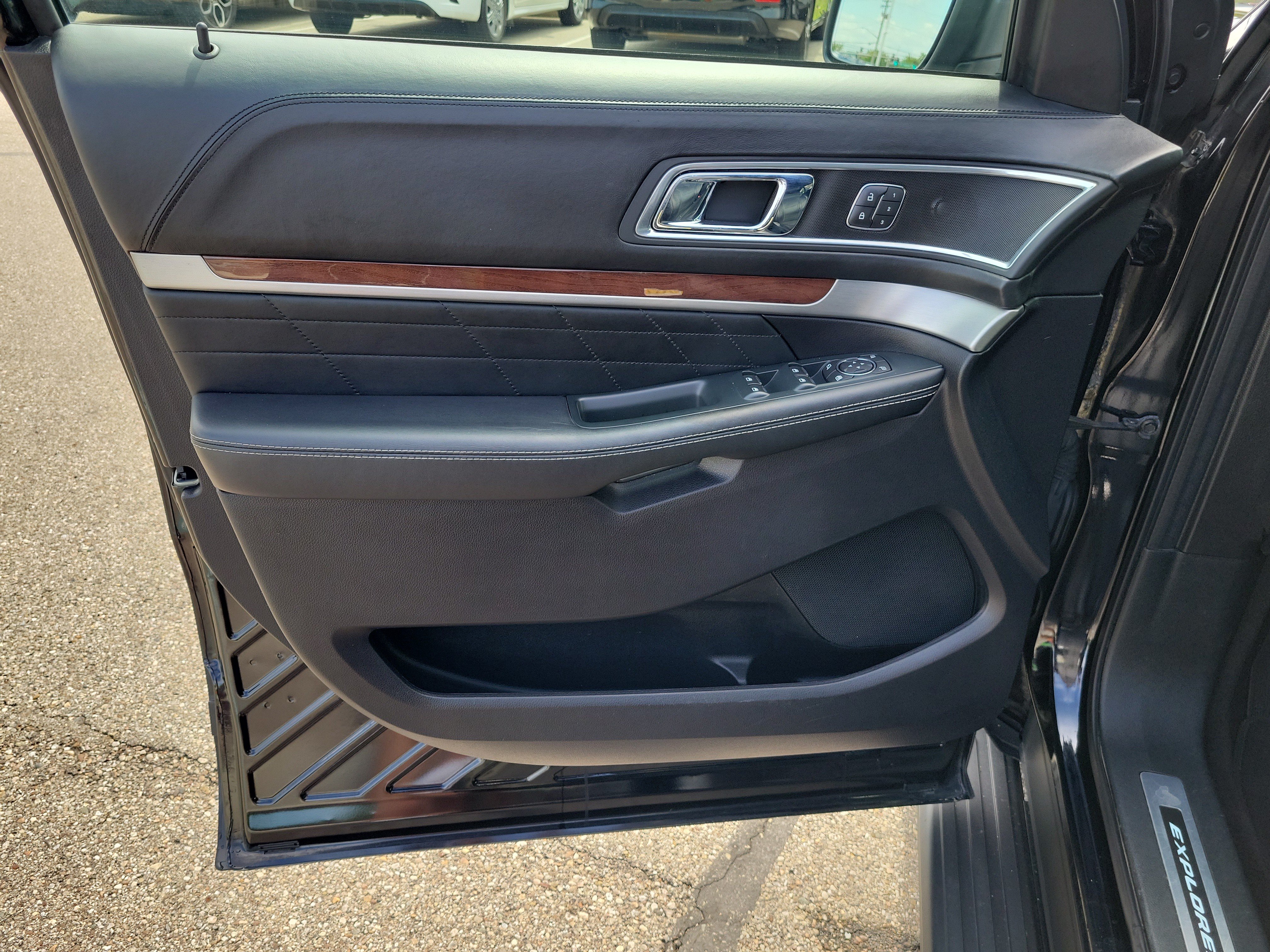 Used 2018 Ford Explorer Platinum AWD/4WD image 19