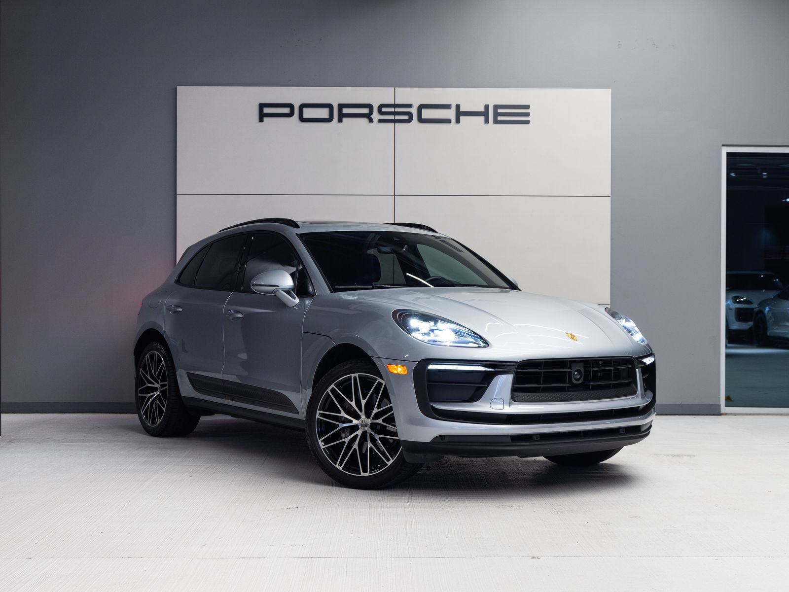 Certified 2024 Porsche Macan AWD/4WD image 9