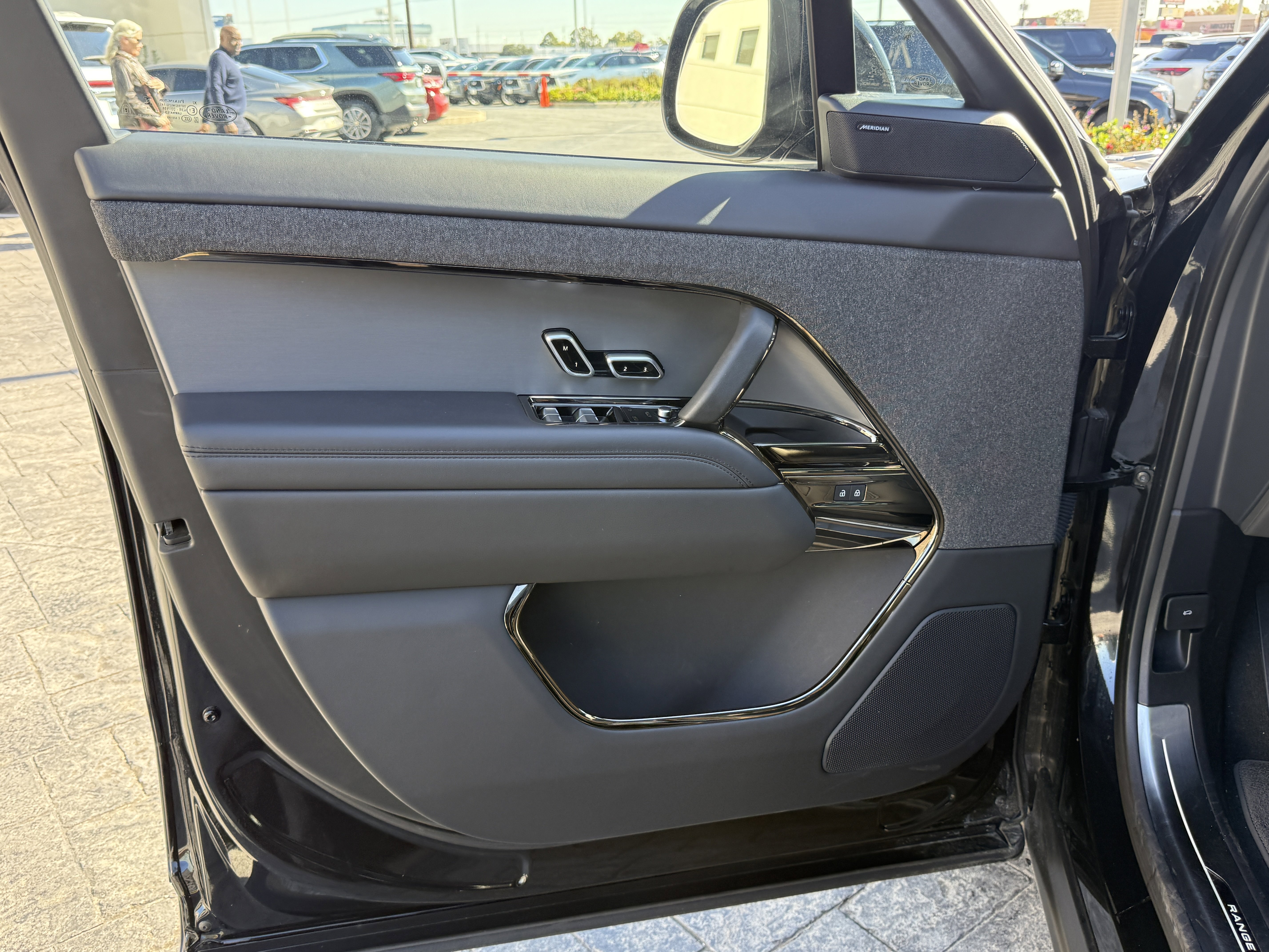 Used 2025 Land Rover Range Rover Sport SE image 10