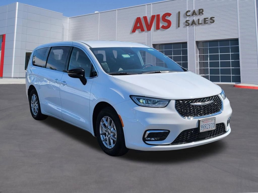 Used 2025 Chrysler Pacifica Select image 3