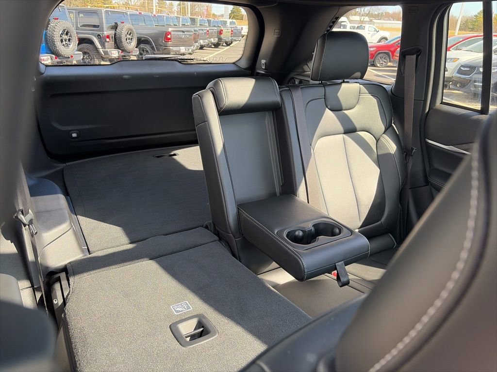 Used 2024 Jeep Grand Cherokee Limited w/ Black Appearance Package image 20