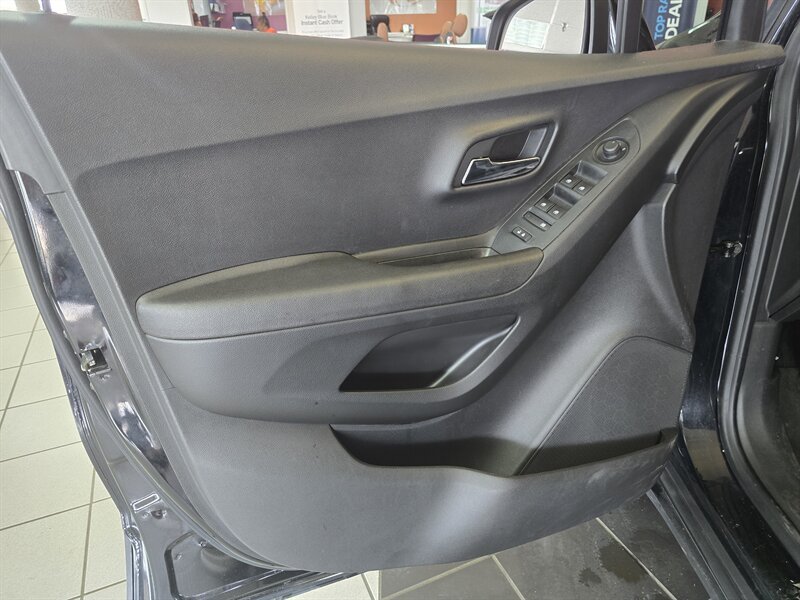 Used 2019 Chevrolet Trax LT w/ LT Convenience Package FWD image 8