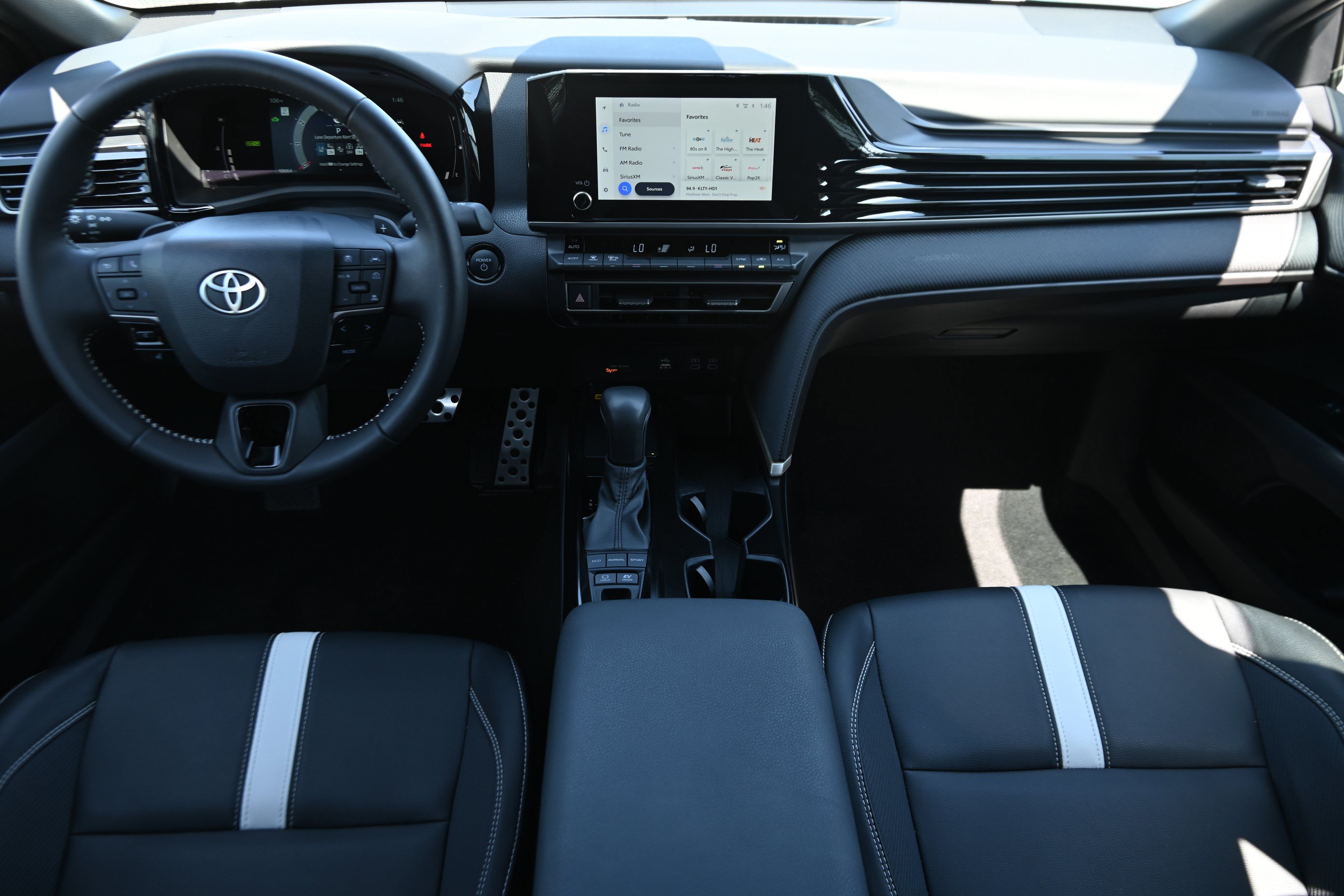 Used 2025 Toyota Camry SE w/ Convenience Package FWD image 14