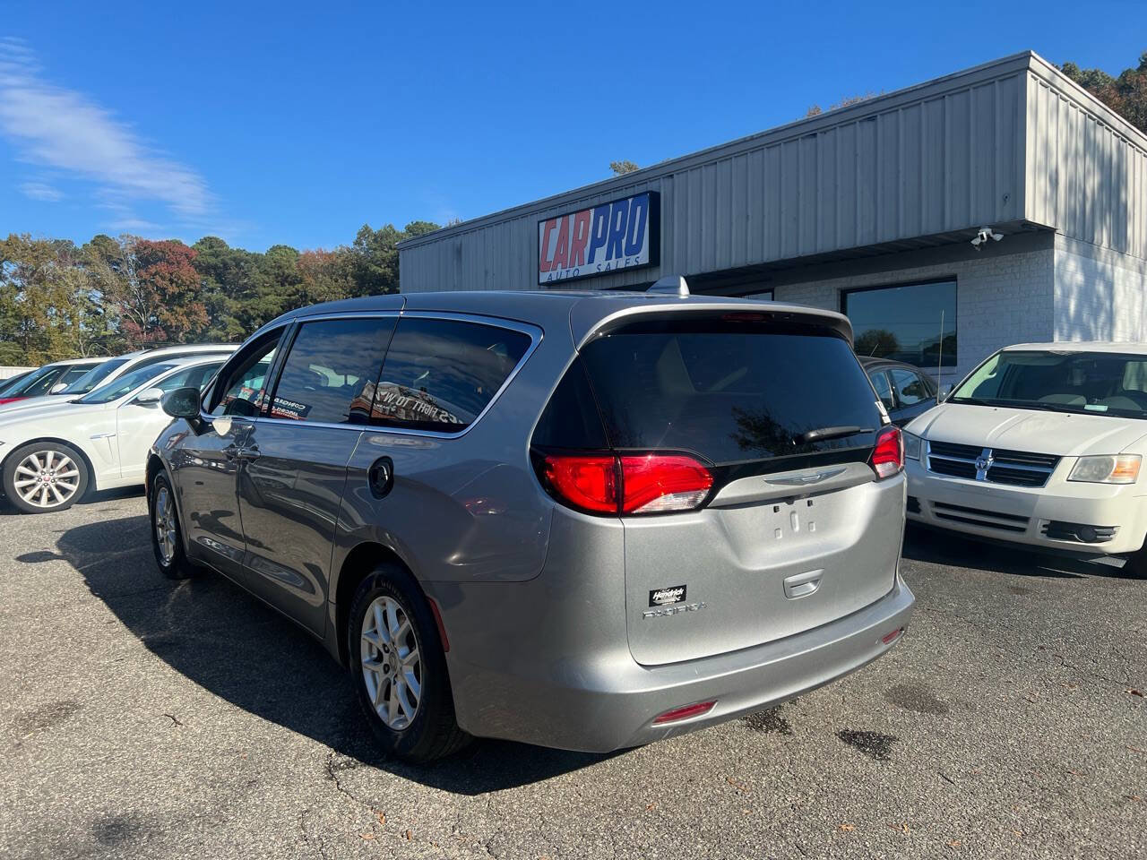 Used 2017 Chrysler Pacifica Touring image 3