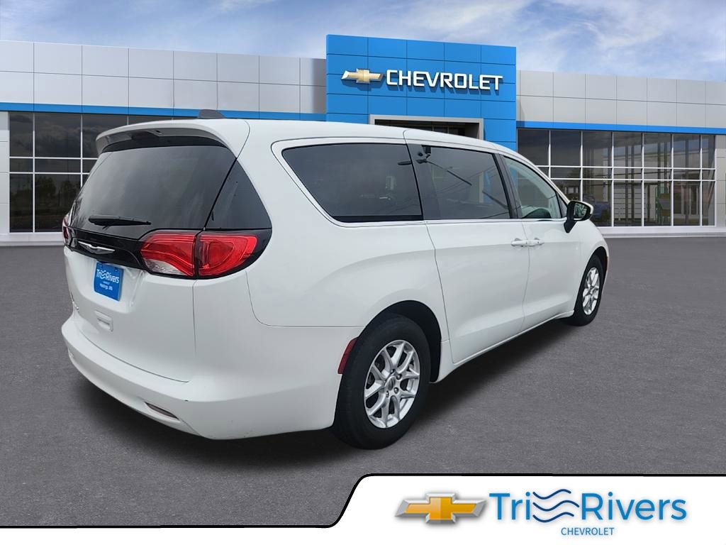Used 2023 Chrysler Voyager LX image 5