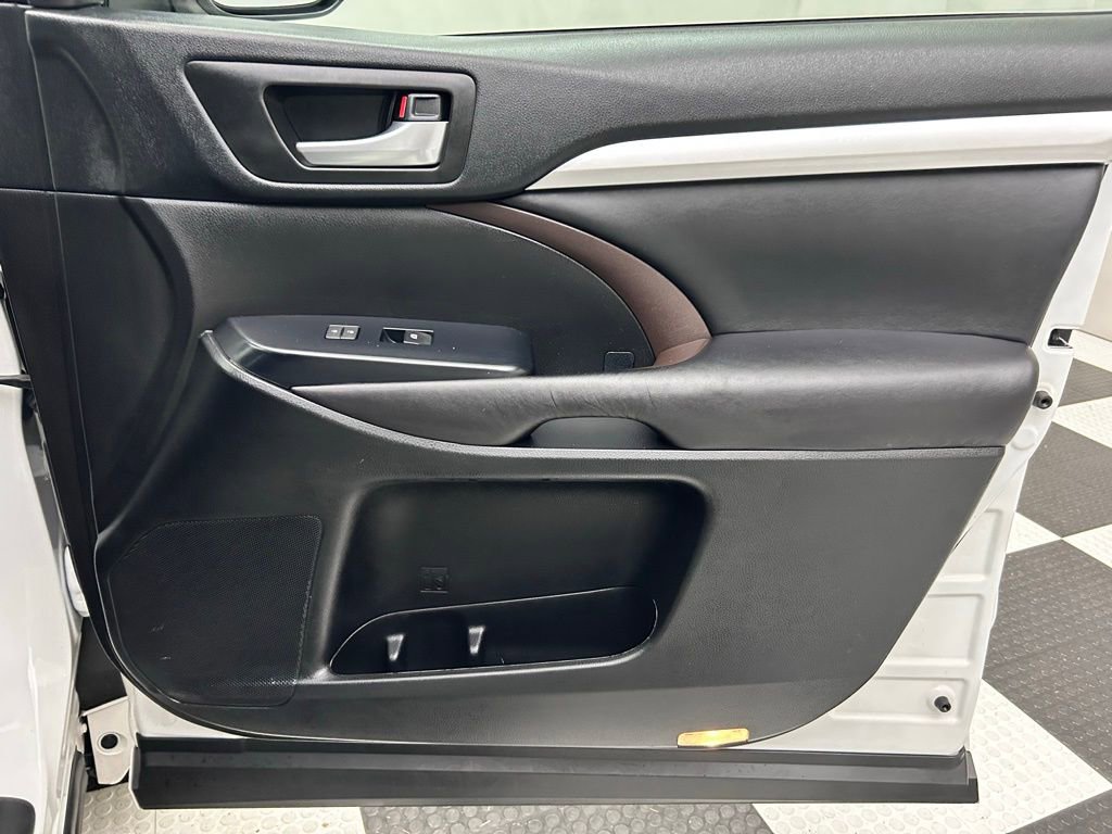 Used 2017 Toyota Highlander XLE image 19