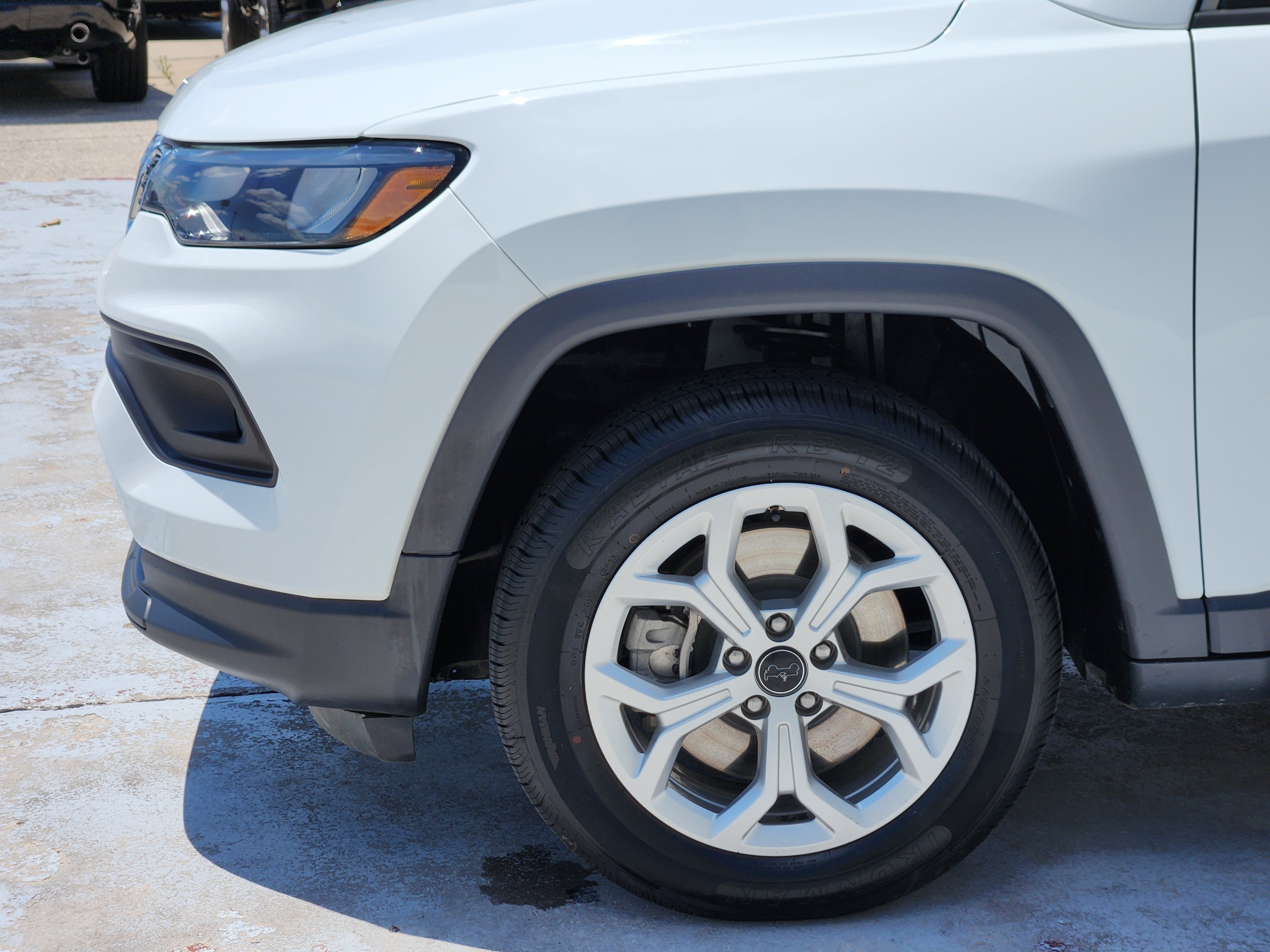 Used 2025 Jeep Compass Latitude AWD/4WD image 9