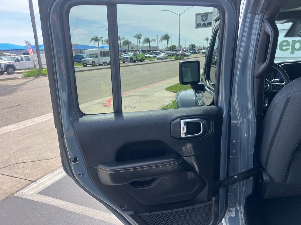 Used 2025 Jeep Wrangler Unlimited Sahara w/ Safety Group AWD/4WD image 33