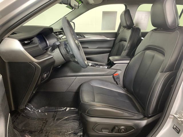 Used 2023 Jeep Grand Cherokee L Limited w/ Black Appearance Package image 15