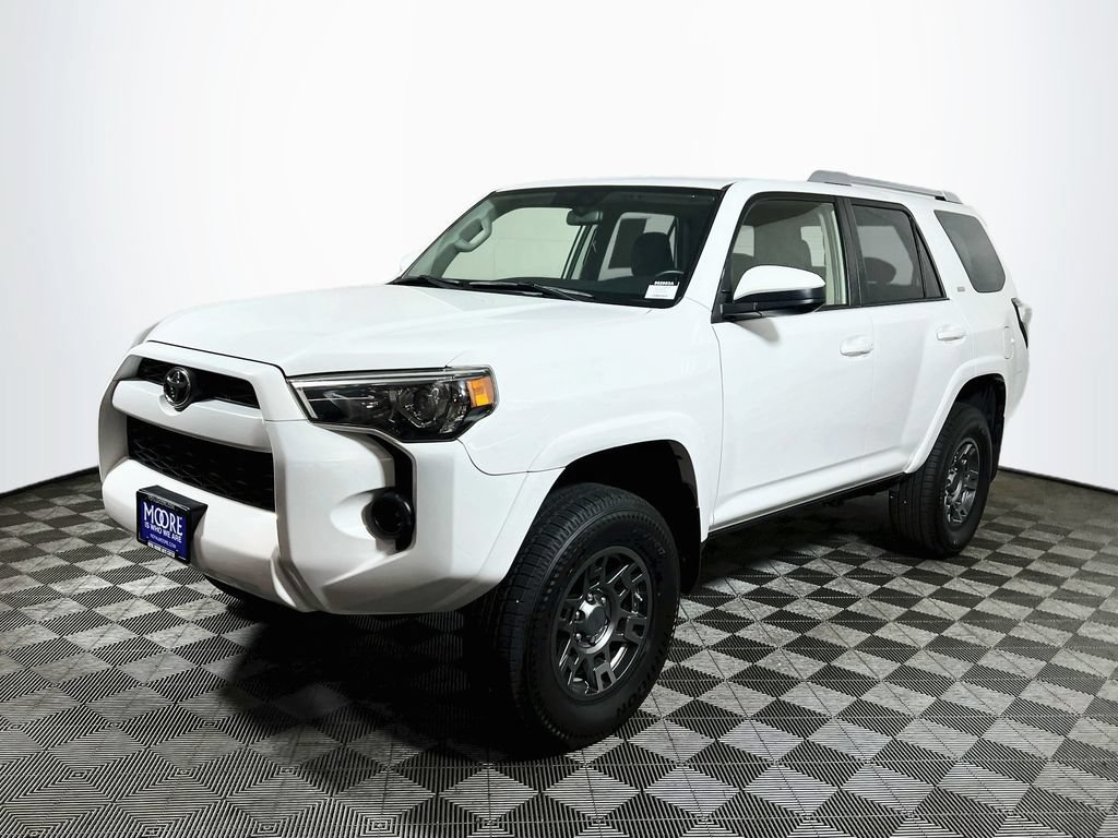 Used 2018 Toyota 4Runner SR5 AWD/4WD image 3