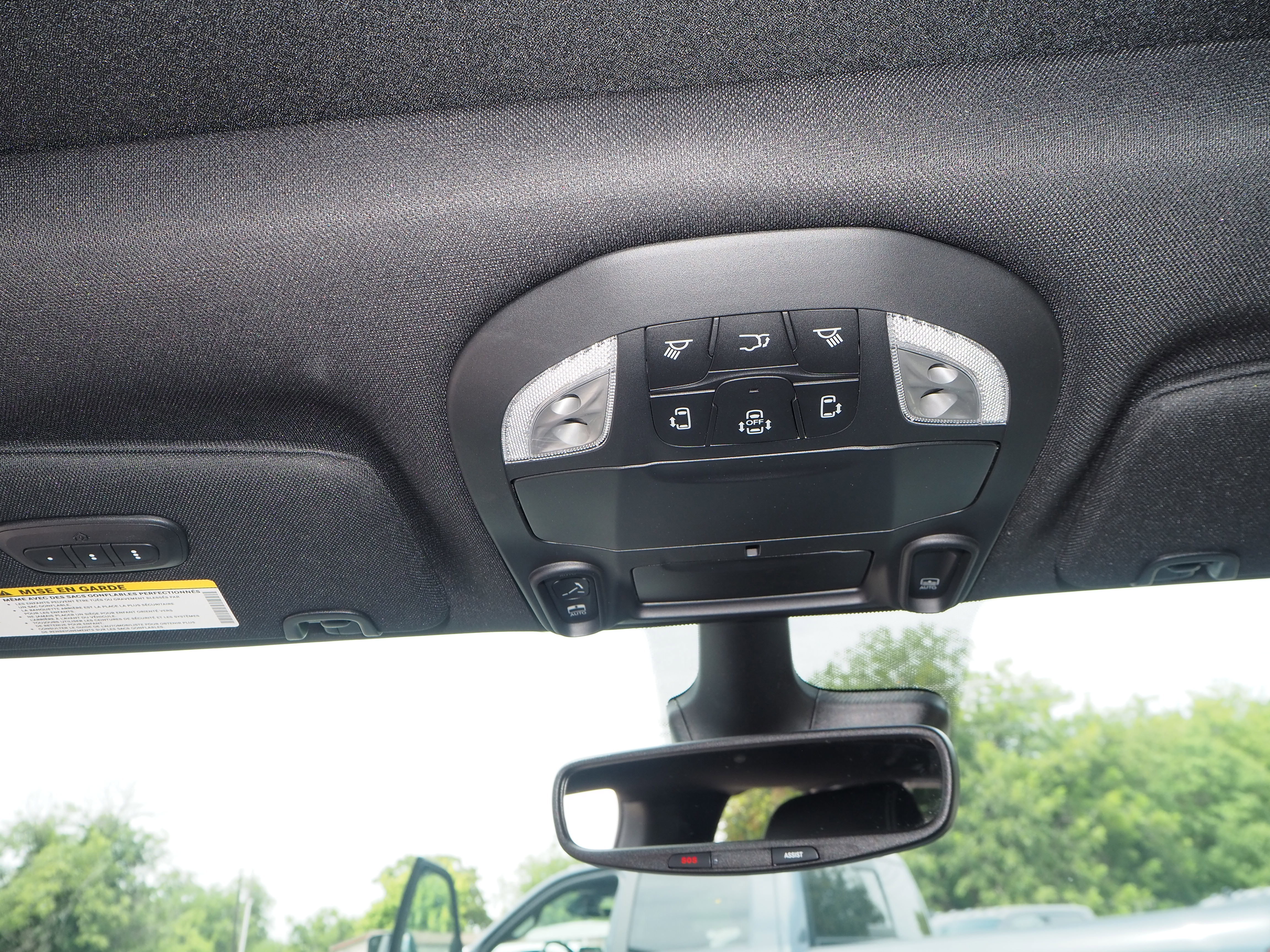 New 2025 Chrysler Pacifica Select w/ Uconnect Theater Family Group FWD image 30