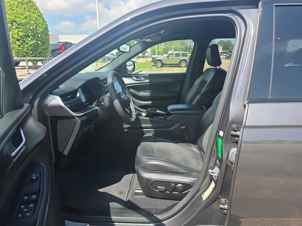 Used 2023 Jeep Grand Cherokee Altitude AWD/4WD image 12