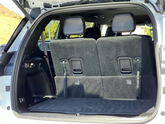 Used 2023 Jeep Grand Cherokee L Laredo image 16