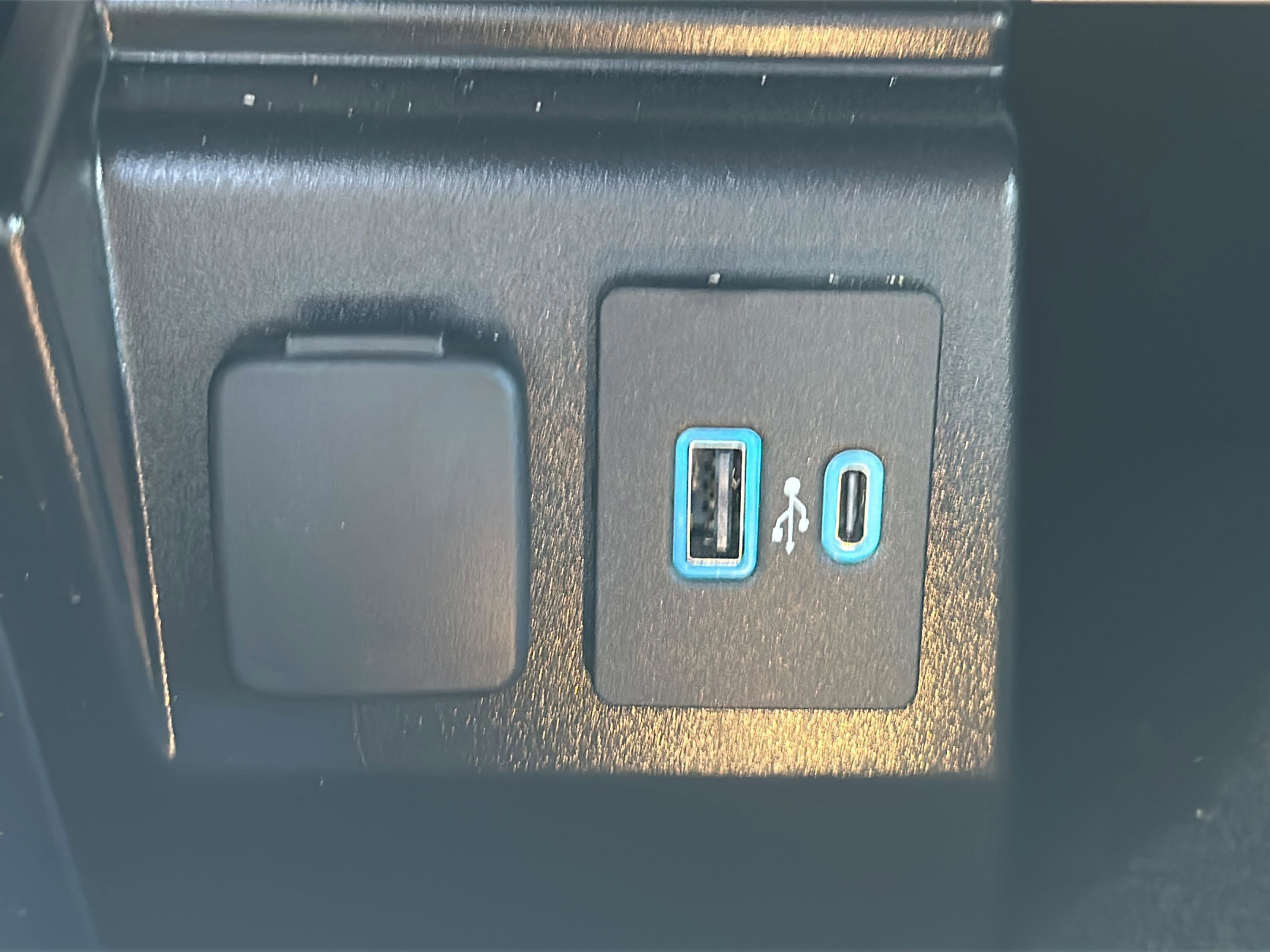 Used 2023 Ford Explorer XLT w/ Equipment Group 202A RWD image 18
