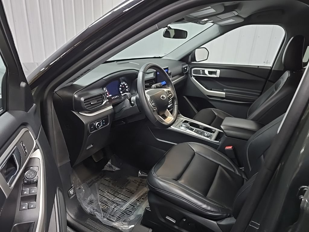 Used 2024 Ford Explorer XLT w/ Equipment Group 202A AWD/4WD image 34