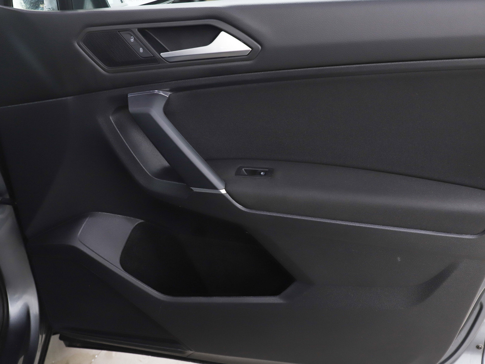 Used 2020 Volkswagen Tiguan S image 9