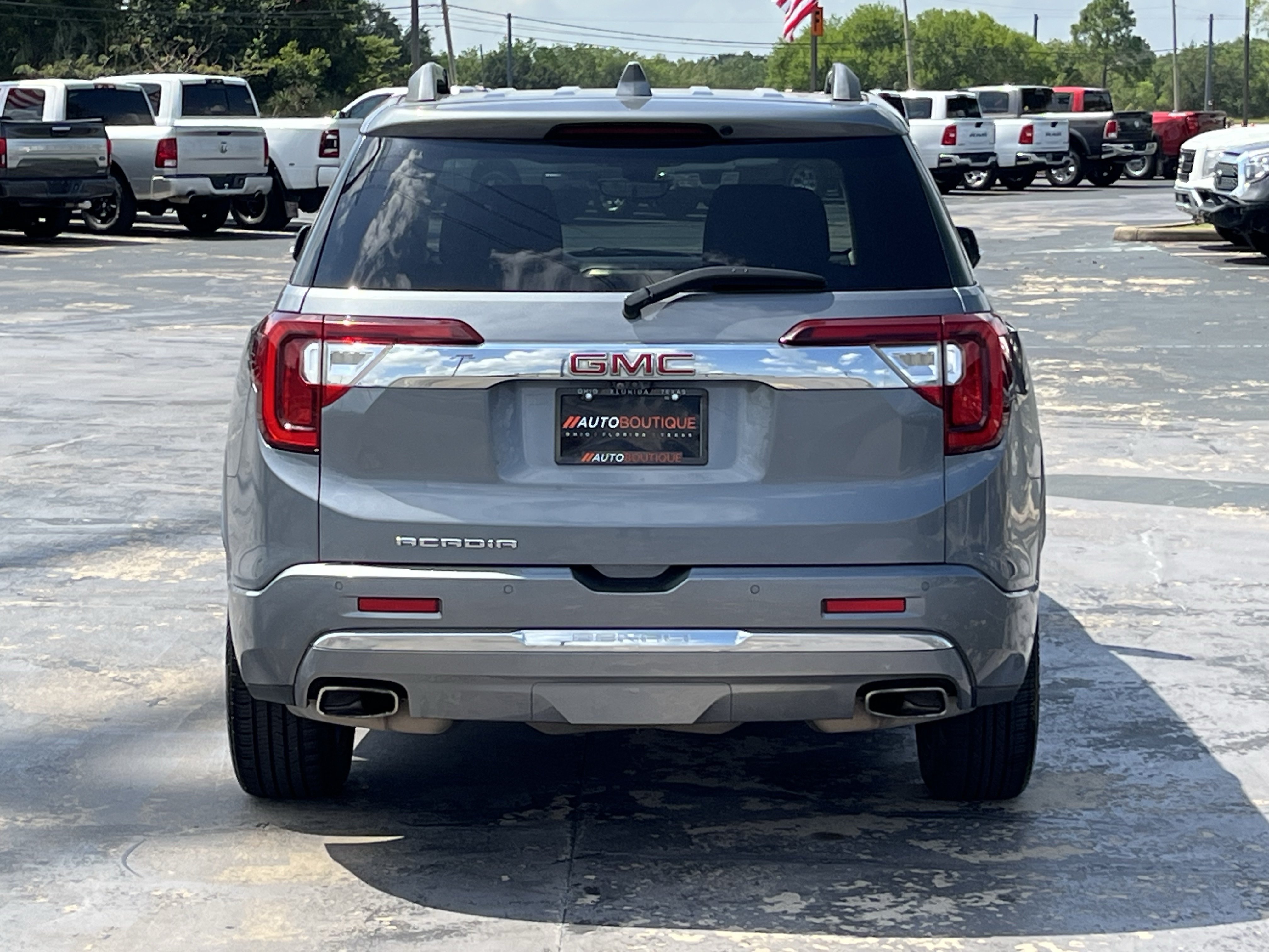 Used 2020 GMC Acadia Denali w/ Technology Package FWD image 10
