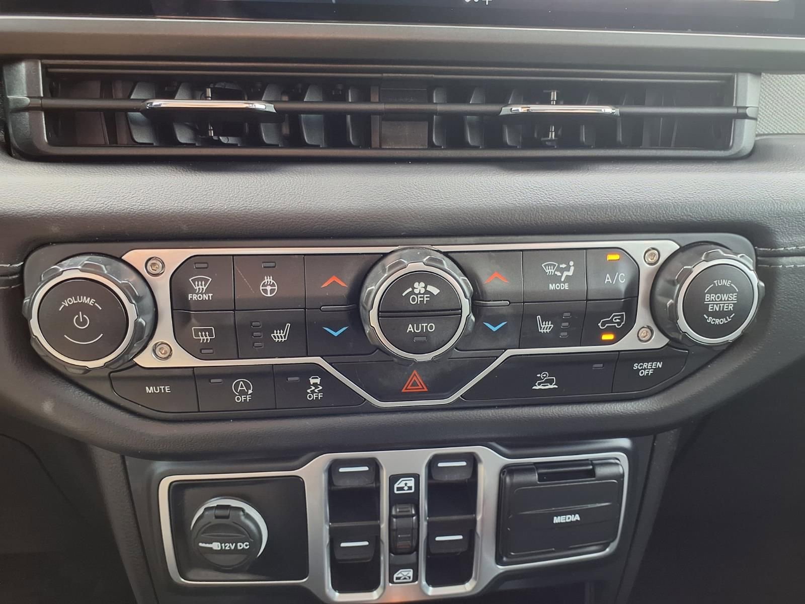 Used 2025 Jeep Wrangler Sahara image 11