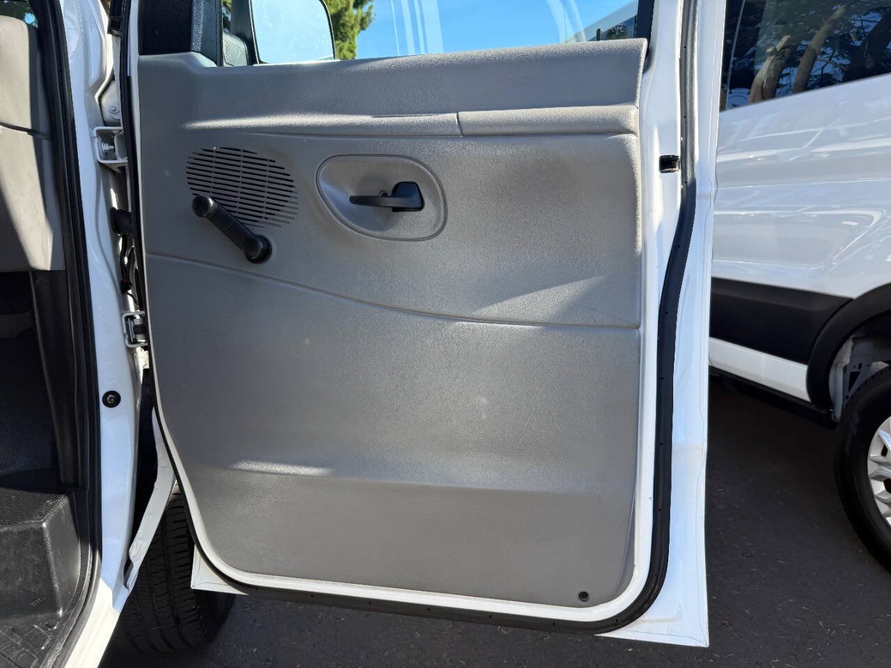Used 2006 Ford E-350 and Econoline 350 Super Duty RWD image 25