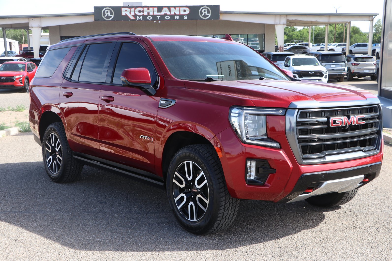 Used 2024 GMC Yukon AT4 w/ Technology Package AWD/4WD image 1