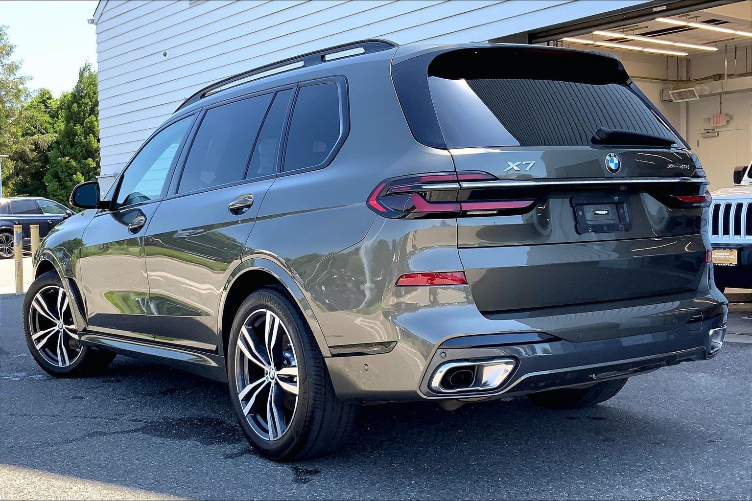 Used 2024 BMW X7 xDrive40i w/ M Sport Package AWD/4WD image 2