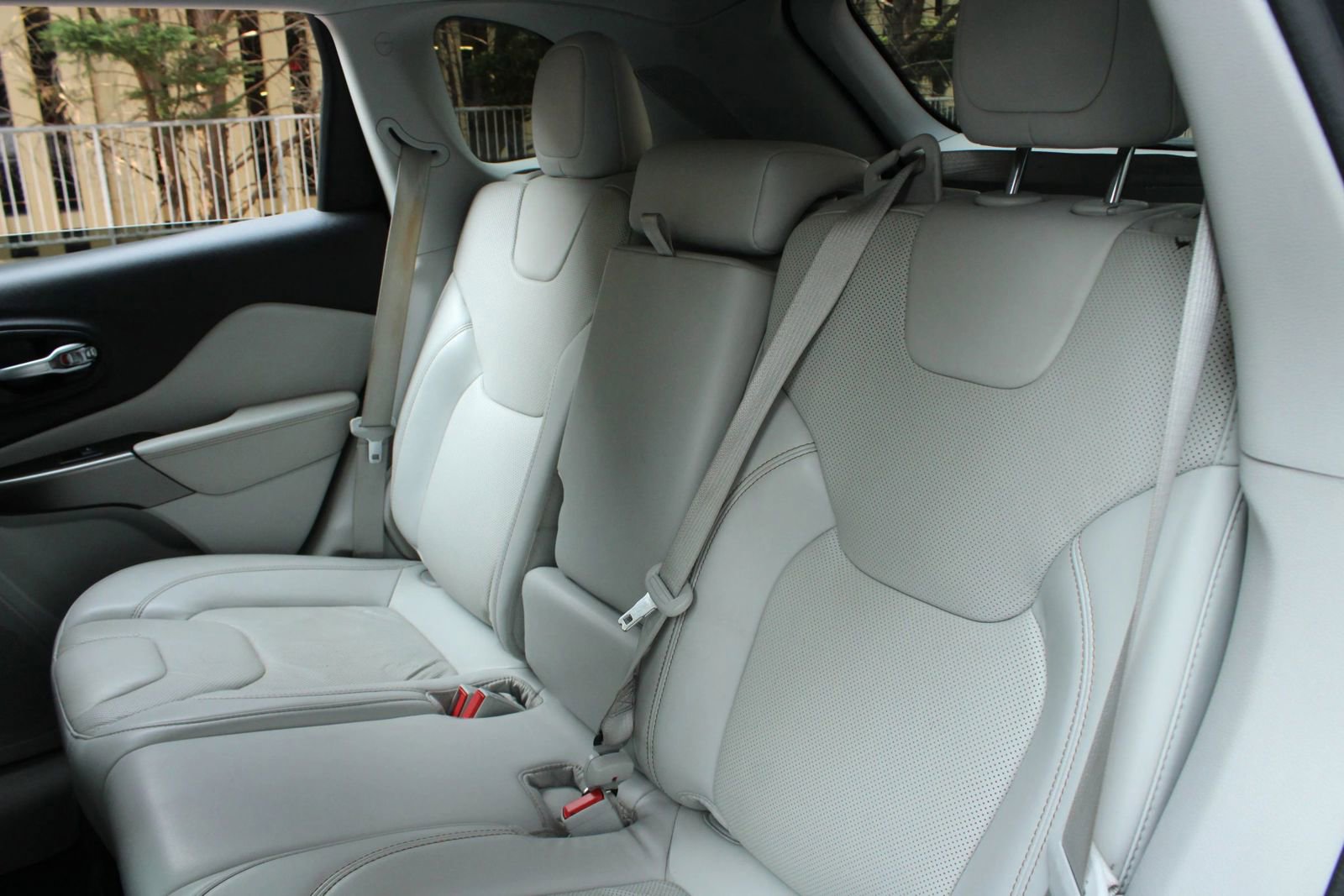 Used 2020 Jeep Cherokee Limited FWD image 21