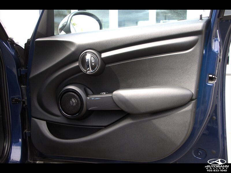 Used 2015 MINI Cooper 4-Door Hardtop w/ Premium Package FWD image 32