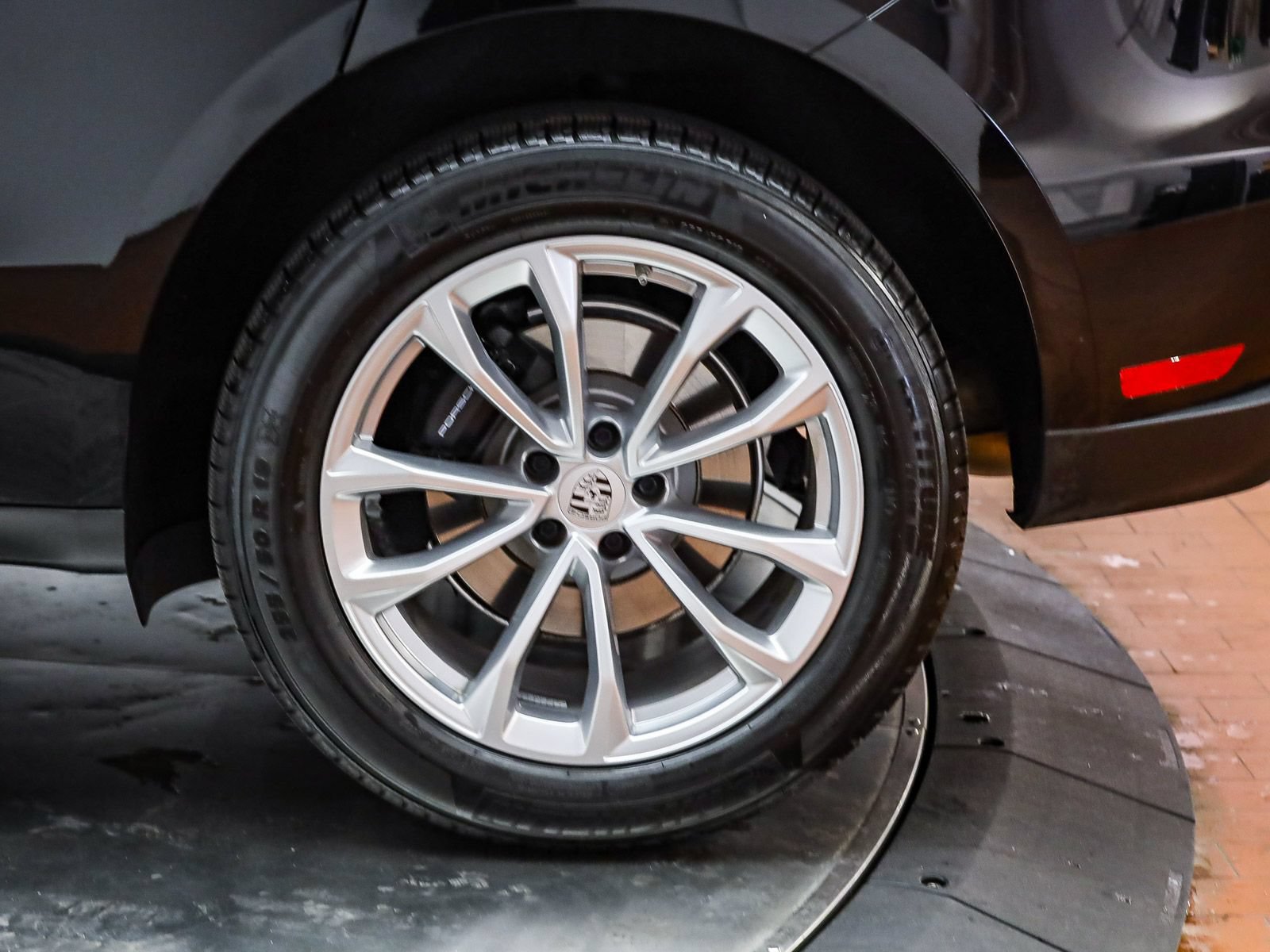 Certified 2026 Porsche Macan AWD/4WD image 9
