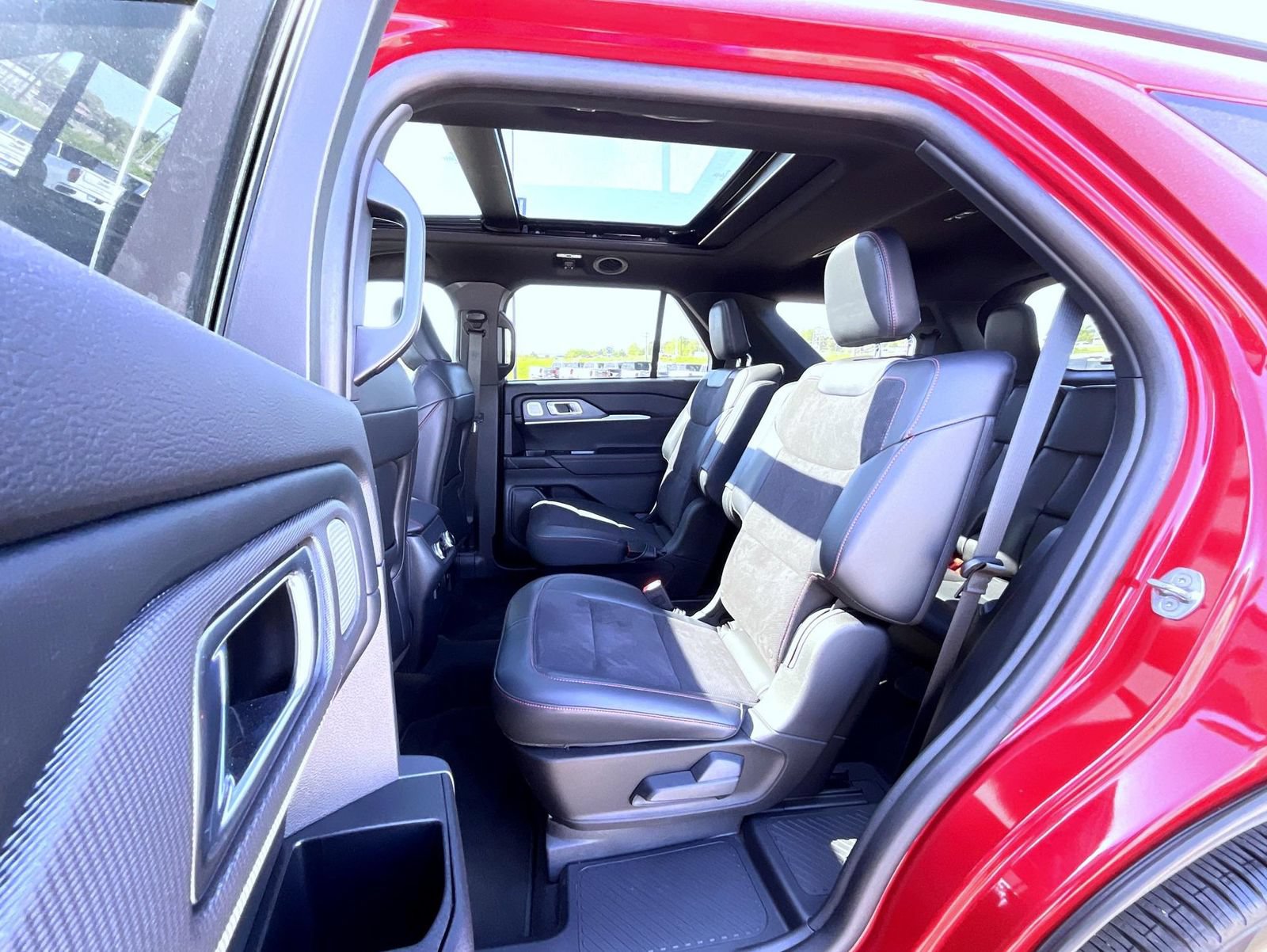 Used 2025 Ford Explorer ST w/ Sun And Sound Package AWD/4WD image 19