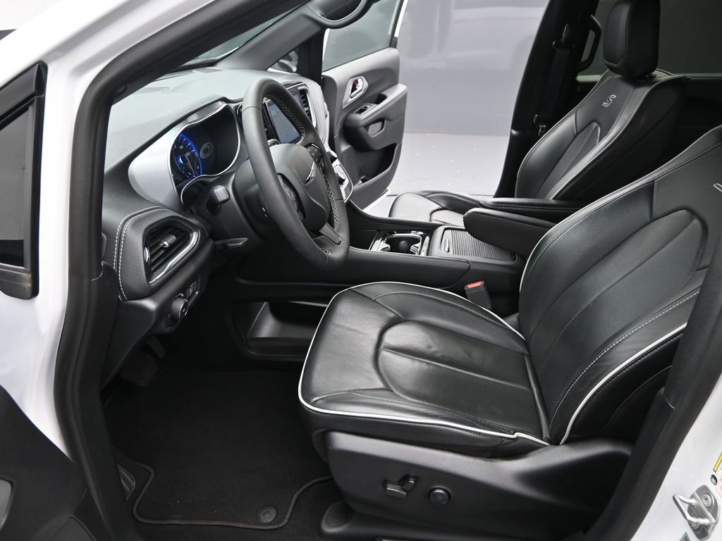 Used 2025 Chrysler Pacifica Limited image 14