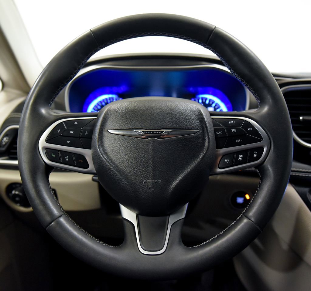 Used 2023 Chrysler Pacifica Touring-L image 28