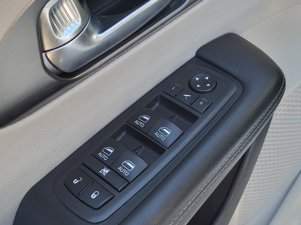 Used 2018 Chrysler Pacifica Limited image 21