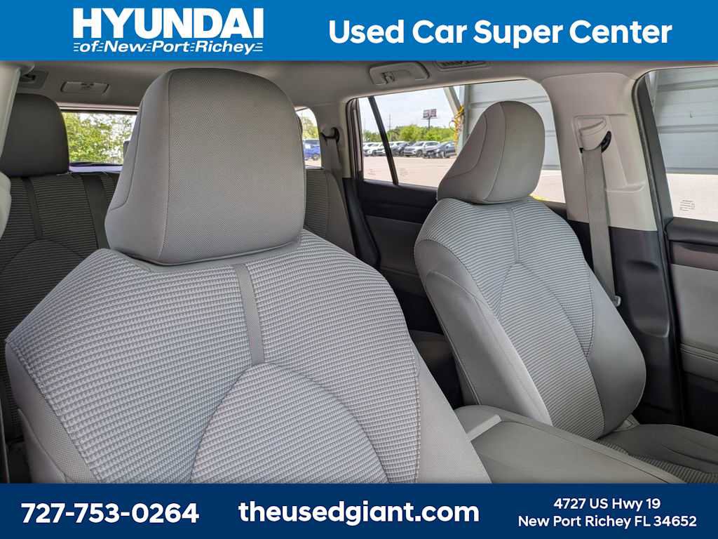 Used 2021 Toyota Highlander LE image 6