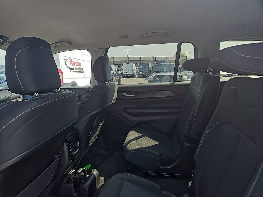 Used 2023 Jeep Grand Cherokee L Laredo image 15